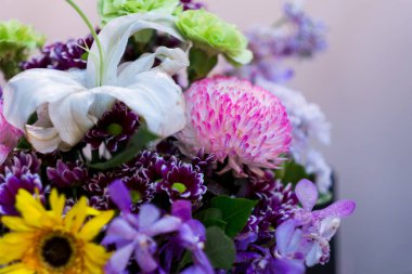 Rengin seçici odağı tam çiçek.