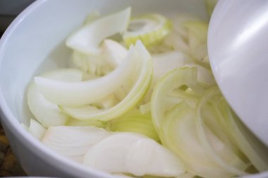 Tayland yemeklerinin içeriği birçok bitkiden ve lezzetli yiyecekler için taze yemekten yapılır..