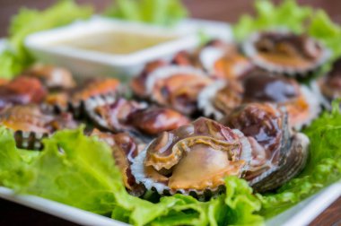 En sevilen Tayland yemeğinin tam lezzeti, bitkisel ve acı biberden yapılan pek çok malzeme çok lezzetlidir..