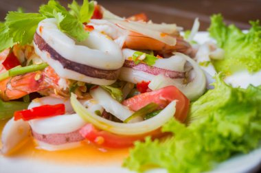 En sevilen Tayland yemeğinin tam lezzeti, bitkisel ve acı biberden yapılan pek çok malzeme çok lezzetlidir..