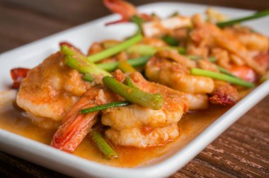 En sevilen Tayland yemeğinin tam lezzeti, bitkisel ve acı biberden yapılan pek çok malzeme çok lezzetlidir..