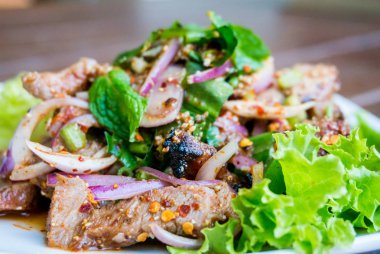 En sevilen Tayland yemeğinin tam lezzeti, bitkisel ve acı biberden yapılan pek çok malzeme çok lezzetlidir..