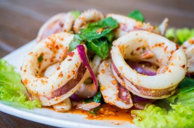 En sevilen Tayland yemeğinin tam lezzeti, bitkisel ve acı biberden yapılan pek çok malzeme çok lezzetlidir..