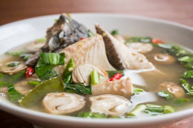 En sevilen Tayland yemeğinin tam lezzeti, bitkisel ve acı biberden yapılan pek çok malzeme çok lezzetlidir..