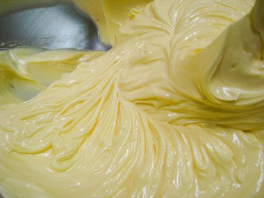 Kasedeki erimiş tereyağı yemek karıştırma makinesinden inanılmaz bir doku oluşturur..