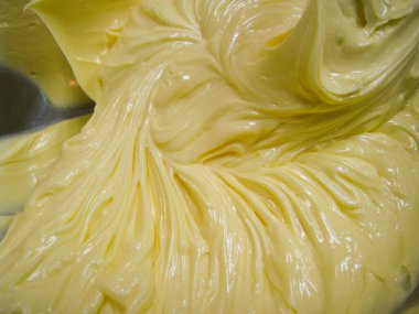 Kasedeki erimiş tereyağı yemek karıştırma makinesinden inanılmaz bir doku oluşturur..