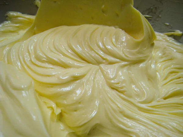 그릇에 버터는 기계로 놀라운 질감을 만들어 냅니다 — 스톡 사진