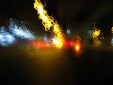 Karanlık bir gecede bulanık yol hareketi - karanlık bir gecede yolun çok sallantılı uzun pozlama resmi - soyut uzun gece pozlama yolu