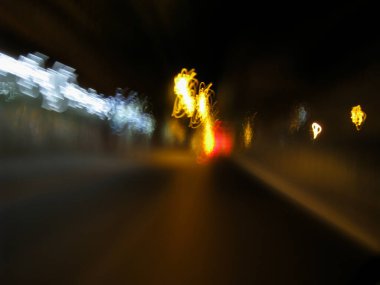 Karanlık bir gecede bulanık yol hareketi - karanlık bir gecede yolun çok sallantılı uzun pozlama resmi - soyut uzun gece pozlama yolu