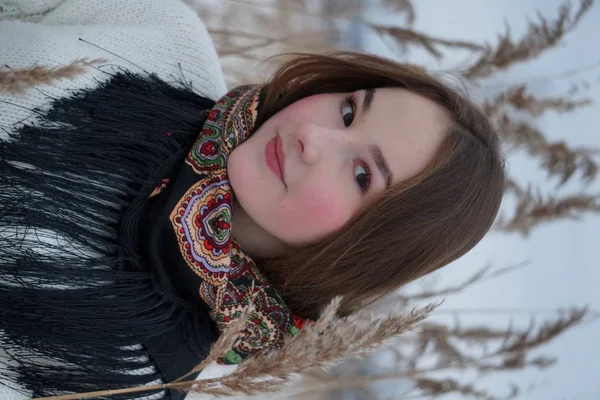 Close Portret Van Een Meisje Een Witte Trui Opengewerkte Sjaal — Stockfoto