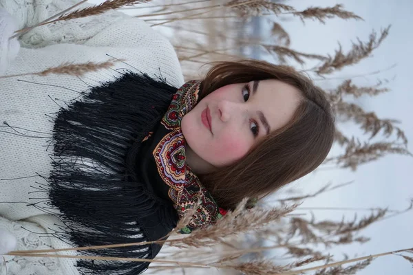 Beyaz Kazaklı Bir Kızın Portresi Doğanın Arka Planında Açık Şalı — Stok fotoğraf