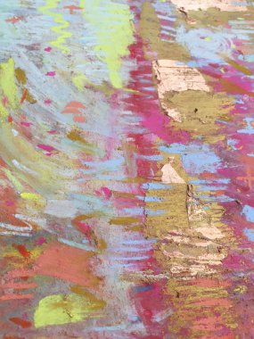 Sevgililer Günü geçmişi. Hassas pembe arka planı olan sanatsal minimal duvar kağıdı. Sevgililer Günü kartı için ışıltılı metalik altın fırça darbesiyle soyut boyanmış desen sanatsal desenli.