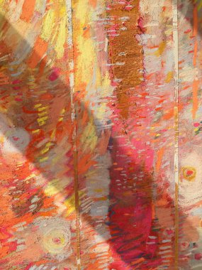 Kırmızı soyut arka plan, pastel dokunuşlar elementler, pastel çizgiler, kağıt dokusu. Pürüzlü canlı dokular, mercan renkleri, altın dilimler, pembe burlesk konsept tasarımı, akşam silueti. Tatil kartı