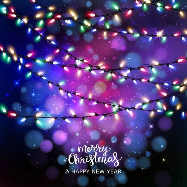 Işık Çelengi ve Koyu Mavi Bokeh Geçmişi Üzerine El Mektupları ile Mutlu Noeller. Kutlama Kartı, Parti Daveti veya Tanıtım Sancağı için Vektör Tatil Tasarımı