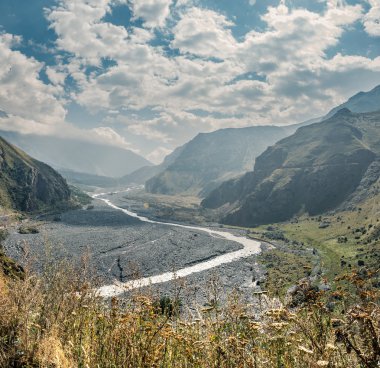Dağ manzarası. Aragvi Nehri Vadisi