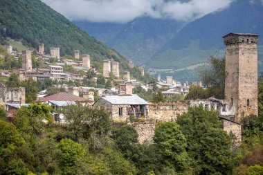 Svaneti ünlü kuleleri ile dağ manzarası. Gürcistan