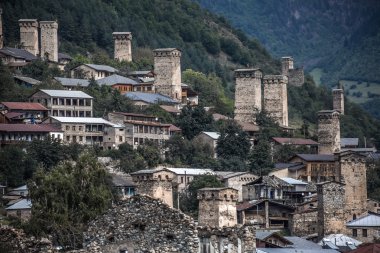 Svaneti ünlü kuleleri ile dağ manzarası. Gürcistan