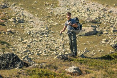 bir sırt çantası ile turist.