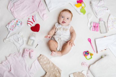 Bebek Giyim, banyo malzemeleri, oyuncaklar ve sağlık bakım aksesuarları ile beyaz arka plan üzerinde. Dilek listesi ya da alışveriş hamilelik ve bebek duş kullanıcısının genel bilgileri.