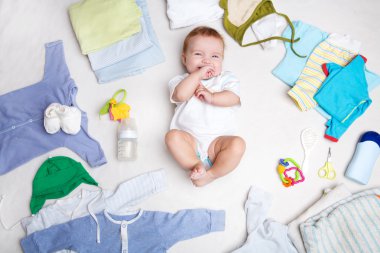 Bebek Giyim, banyo malzemeleri, oyuncaklar ve sağlık bakım aksesuarları ile beyaz arka plan üzerinde. Dilek listesi ya da alışveriş hamilelik ve bebek duş kullanıcısının genel bilgileri.