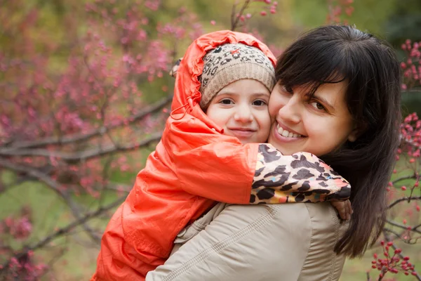 Маленькая девочка и ее мать в осеннем парке — стоковое фото