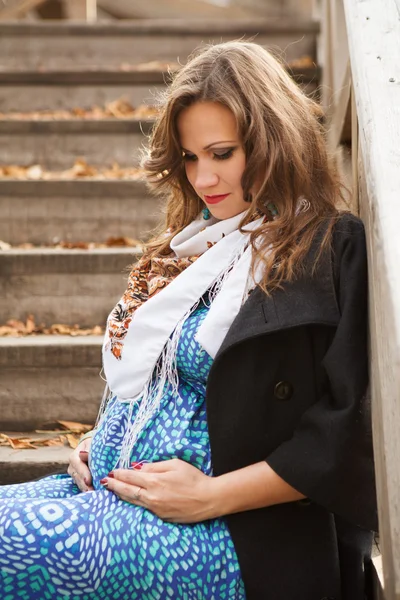 Junge schwangere Frau im Herbstpark — Stockfoto