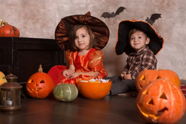Chlapec Dívka Nosí Halloween Kostým Dýní Doma — Stock fotografie