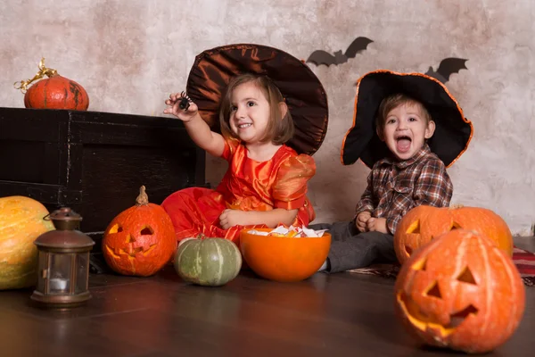 Chlapec Dívka Nosí Halloween Kostým Dýní Doma — Stock fotografie