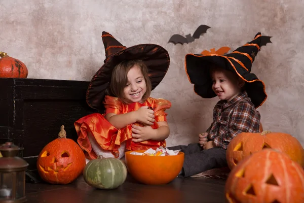 Erkek Kız Cadılar Bayramı Kostümü Giyip Evde Balkabağı Yiyorlar — Stok fotoğraf