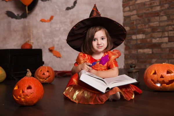 Šťastný Halloween Roztomilá Veselá Čarodějka Knihou Kouzel Krásné Dítě Dívka — Stock fotografie