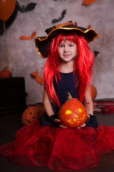 Šťastný Halloween Roztomilá Veselá Čarodějka Knihou Kouzel Krásné Dítě Dívka — Stock fotografie