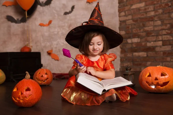 Mutlu Cadılar Bayramı Büyü Kitabı Olan Sevimli Neşeli Küçük Bir — Stok fotoğraf