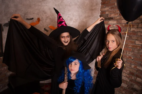 Děti v halloween kostýmy show legrační tváře — Stock fotografie