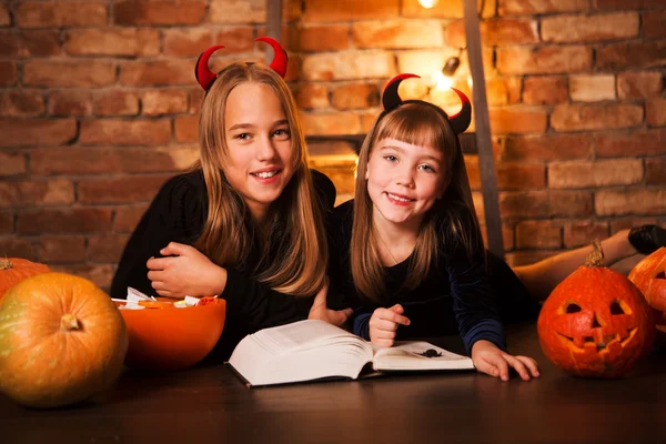 Cadılar Bayramı kostümlü çocuklar komik yüzler sergiliyor. — Stok fotoğraf