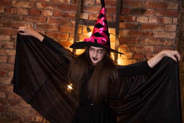 Happy witch children at Halloween party. funny child girl in witch costume for Halloween — Stock fotografie