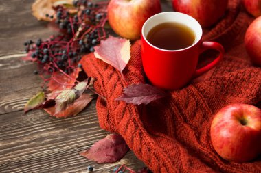 Sıcak bir içecek ve vintage ahşap arka plan - mevsim sonbahar yaprakları kavramı relax