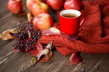 Sıcak bir içecek ve vintage ahşap arka plan - mevsim sonbahar yaprakları kavramı relax