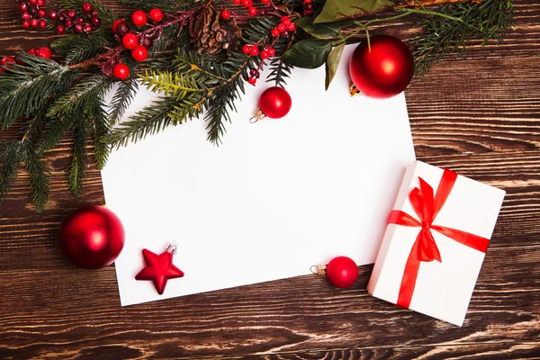 Ahşap arka planda Noel süsü. Noel tebrik kartı..