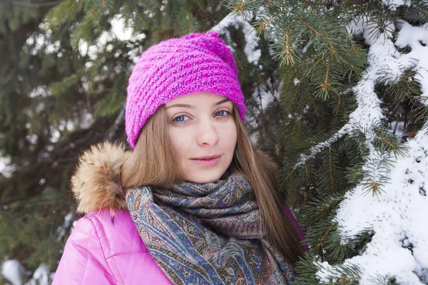 Retrato de invierno de una joven mujer hermosa al aire libre. Nieva concepto de moda belleza invierno . — Foto de Stock