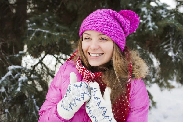Retrato de invierno de una joven mujer hermosa al aire libre. Nieva concepto de moda belleza invierno . —  Fotos de Stock