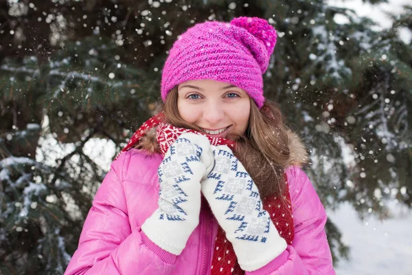 Retrato de invierno de una joven mujer hermosa al aire libre. Nieva concepto de moda belleza invierno . —  Fotos de Stock