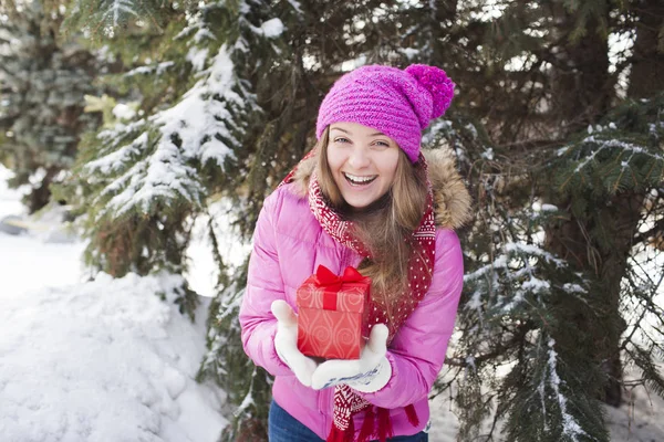 La joven mujer bastante sonriente con un regalo de Navidad al aire libre. x-mas, invierno, concepto de felicidad . —  Fotos de Stock