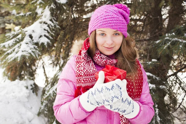 La joven mujer bastante sonriente con un regalo de Navidad al aire libre. x-mas, invierno, concepto de felicidad . —  Fotos de Stock