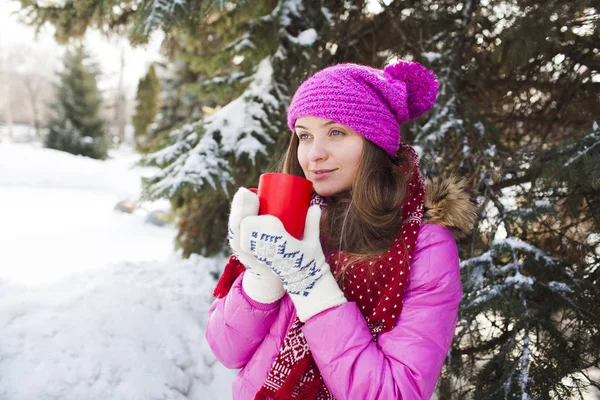 La hembra con una taza de té caliente en la caminata de invierno —  Fotos de Stock