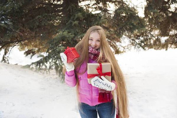 La joven mujer bastante sonriente con un regalo de Navidad al aire libre. x-mas, invierno, concepto de felicidad . —  Fotos de Stock