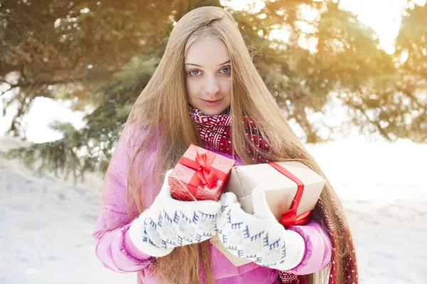 La joven mujer bastante sonriente con un regalo de Navidad al aire libre. x-mas, invierno, concepto de felicidad . —  Fotos de Stock