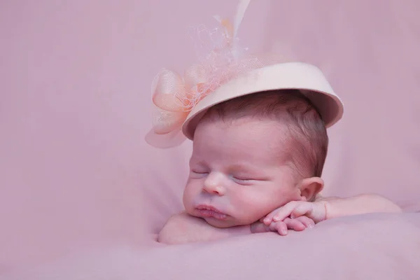 Nouveau-né fille dans un chapeau rose — Photo