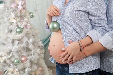 Noel ağacı ile hamile bir kadının karnı