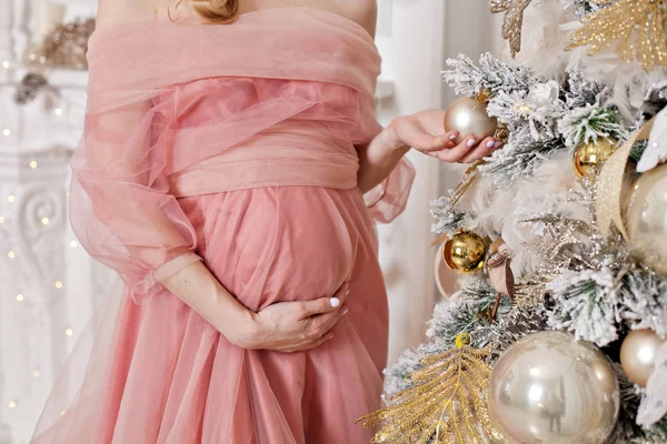 Barriga de uma mulher grávida com árvore de Natal — Fotografia de Stock