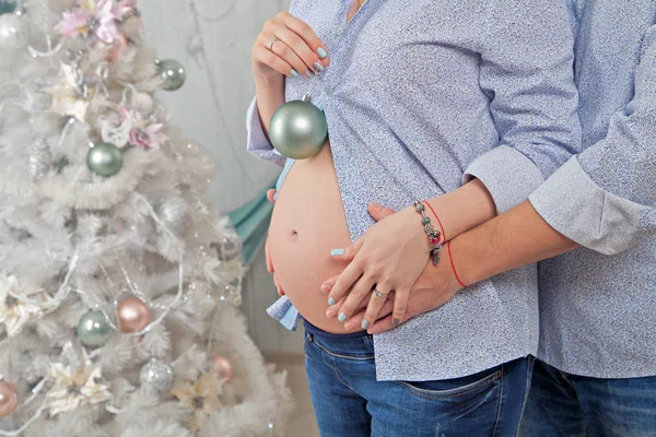 Κοιλιά της εγκύου γυναίκας με Χριστουγεννιάτικο δέντρο — Φωτογραφία Αρχείου